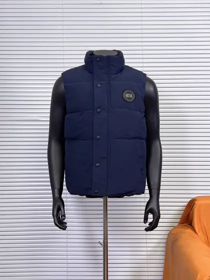 工厂 Canada Goose/加拿大鹅Garson羽绒马甲 (黑标) 一直是被公认为最保暖的羽绒服,各种各路ins红人、网红、明星也时长穿他街拍.每年都有做Canada Goose,却依旧无法摆脱对大鹅的喜爱,再寒冷的多天都不需要怕,因为有大鹅!内填充90%白鸭绒,加拿大鹅是传说中最保暖的羽绒服,号称北极户外运动必备品!全球爆热第一的羽绒服,各大明星争相抢购,人手必备! 一2XL 颜色:黑色,深蓝,深灰,米白,纯白